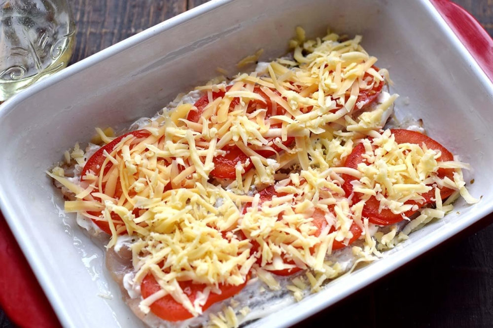 Хек с помидорами и сыром в духовке