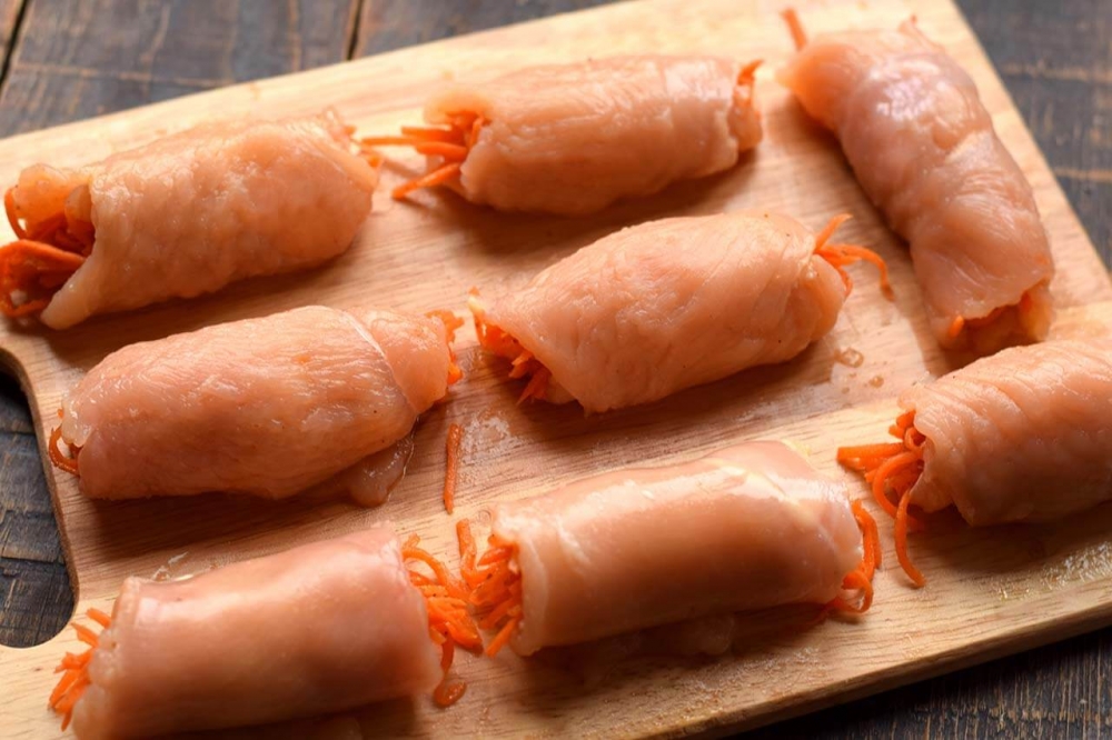 Куриные рулетики с морковью по-корейcки в духовке