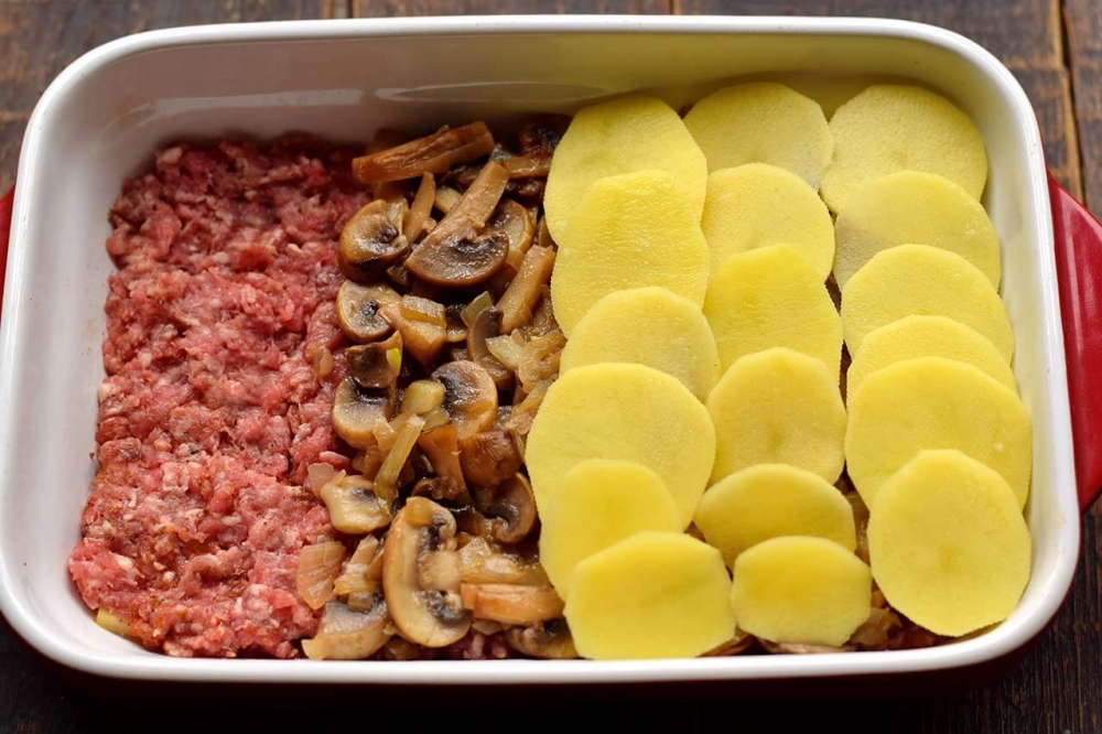Картофель с фаршем и грибами в духовке