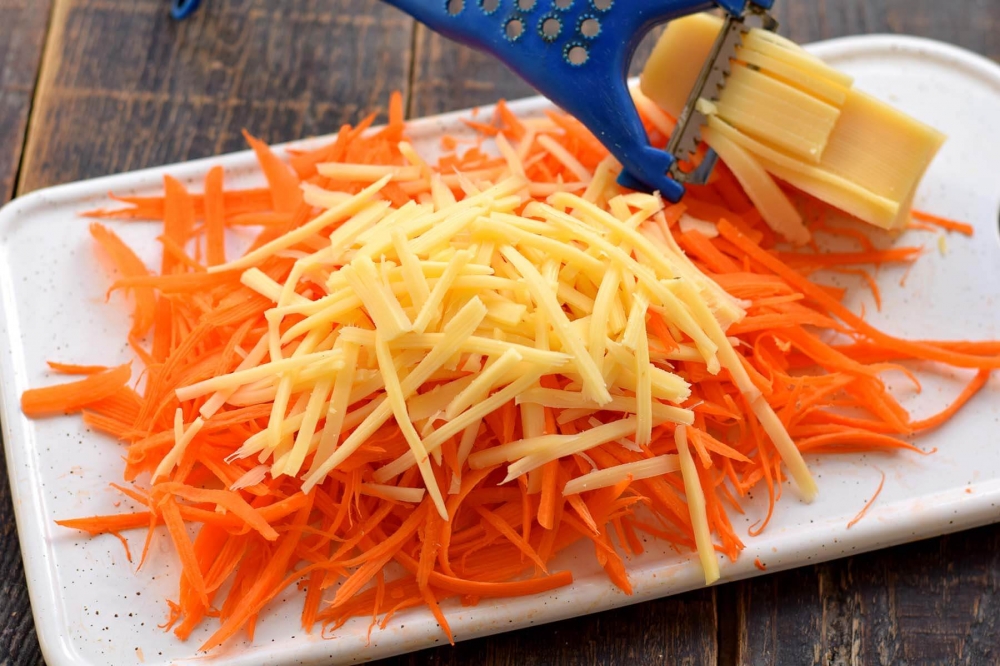 Салат из моркови и сыра