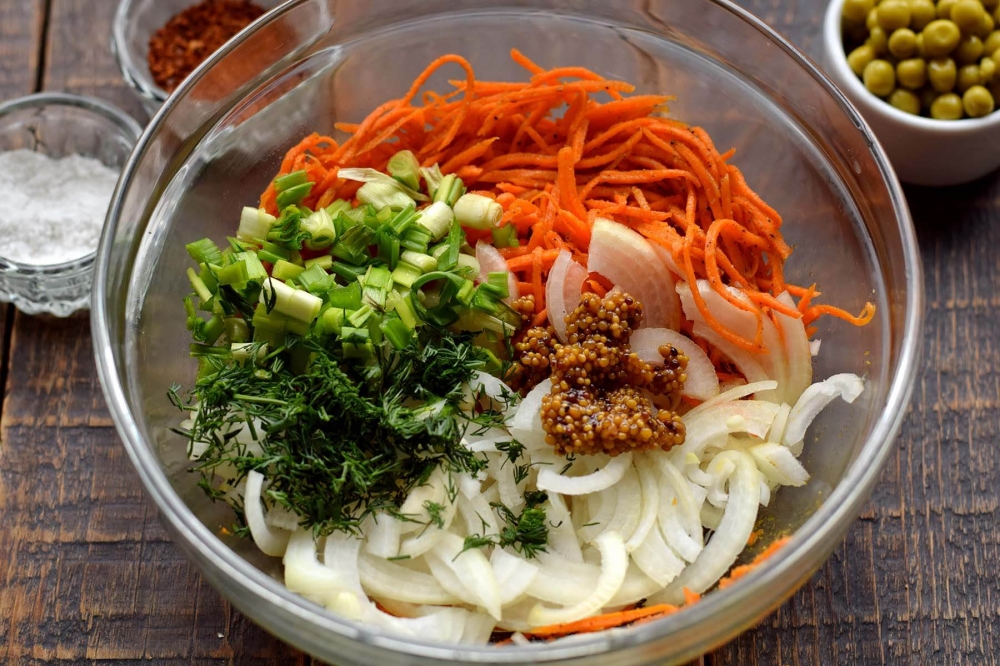 Пикантный салат с сельдью и овощами