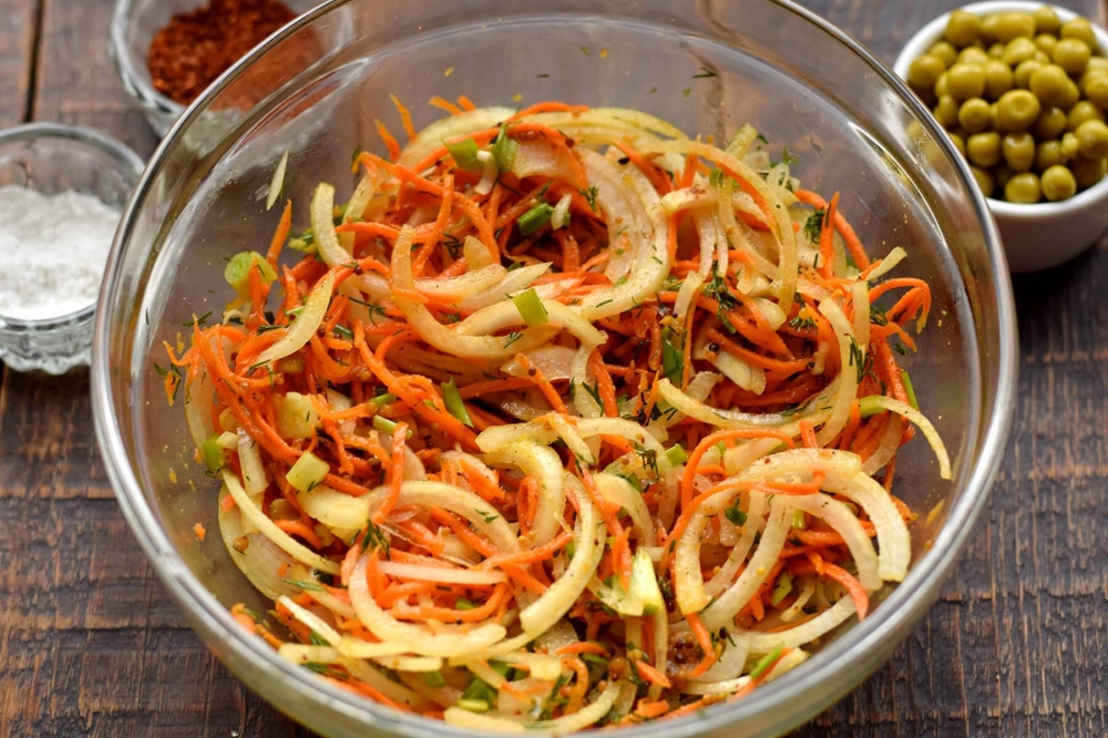 Пикантный салат с сельдью и овощами