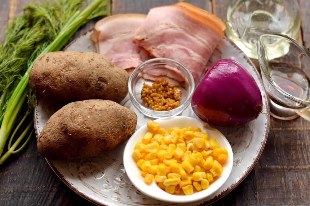 Картофельный салат с беконом и кукурузой