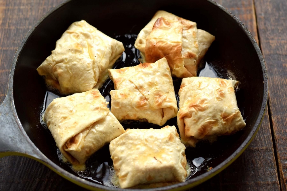 Конвертики из лаваша с плавленым сыром