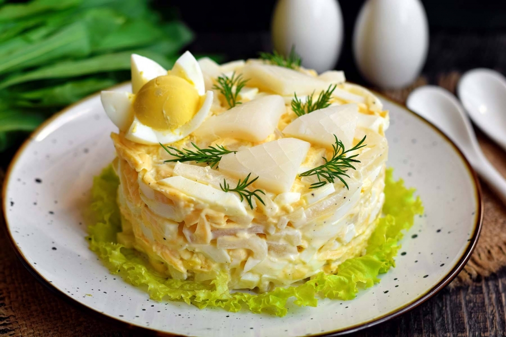 Салат с кальмарами, яйцом и сыром