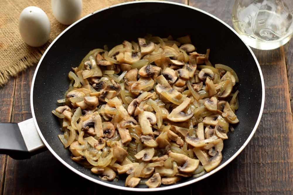 Фрикадельки с грибами и картофелем в духовке
