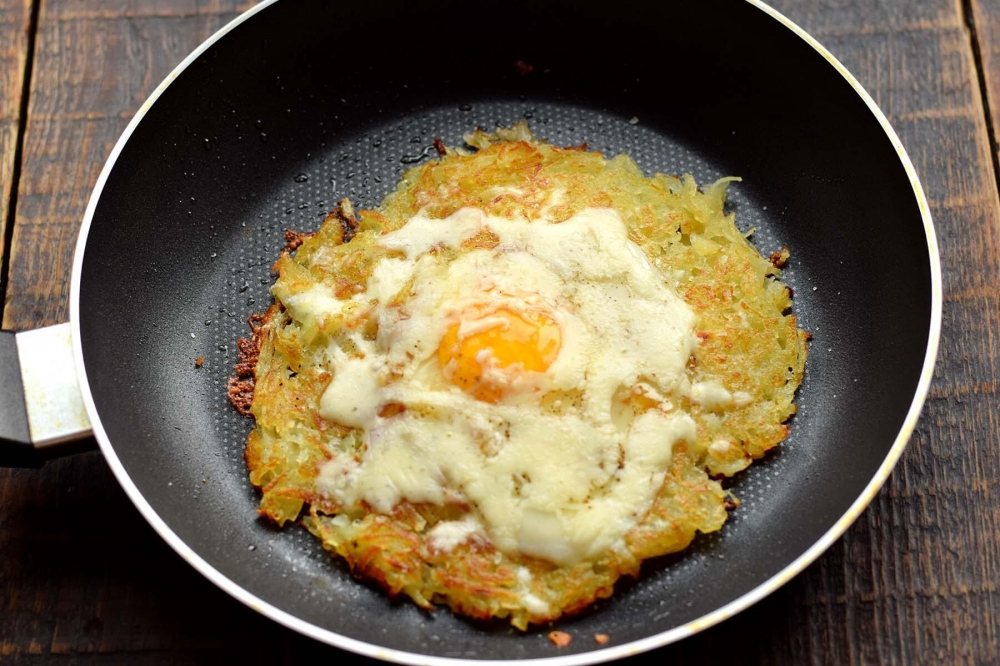 Завтрак из яйца и картофеля