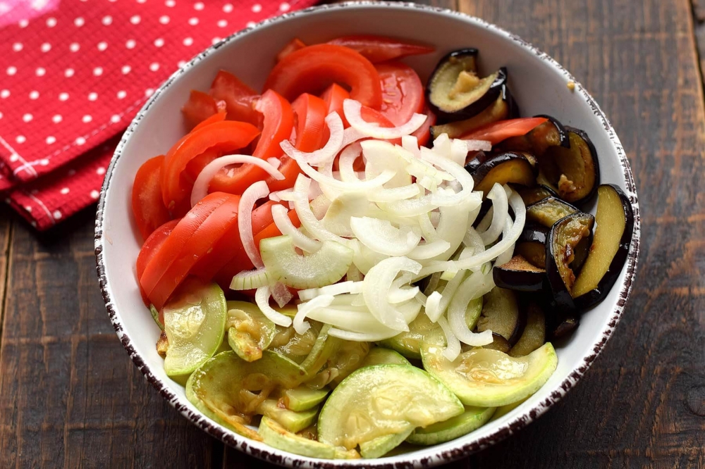 Салат из кабачков, баклажанов и помидоров — рецепт с фото пошагово