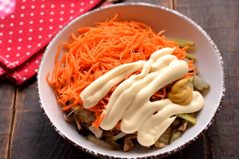 Салат с курицей, грибами и морковью по-корейски