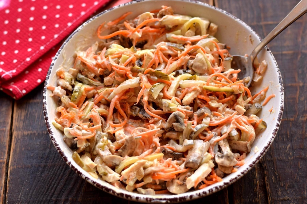 Салат с курицей, грибами и морковью по-корейски
