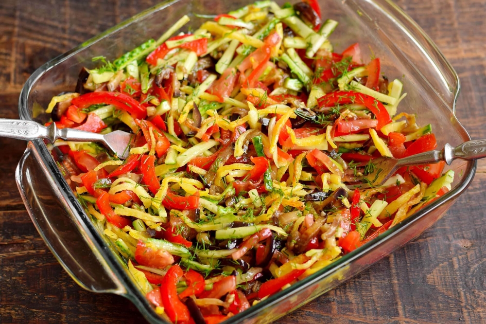 Летний овощной салат с баклажанами