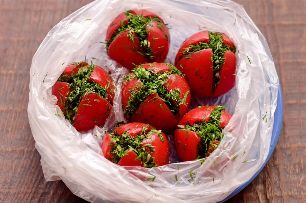 Малосольные помидоры в пакете с чесноком и укропом