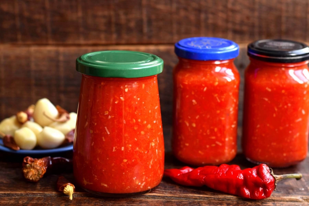 Аджика «Кобра» из помидор и чеснока на зиму — самый простой рецепт без варки