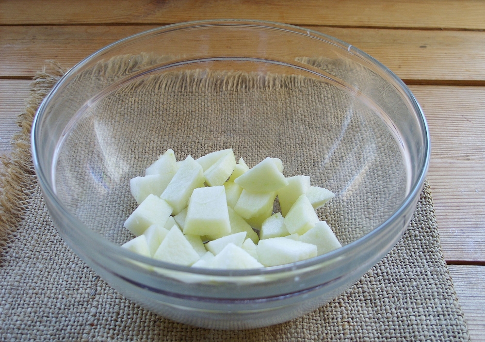 Салат с селедкой и яблоком