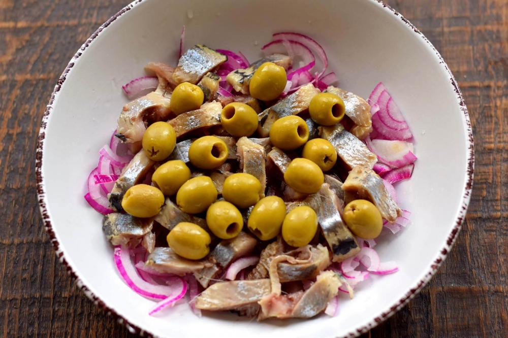 Салат с сельдью и оливками
