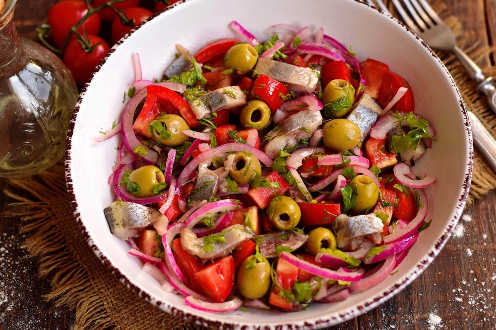 Салат с сельдью и оливками