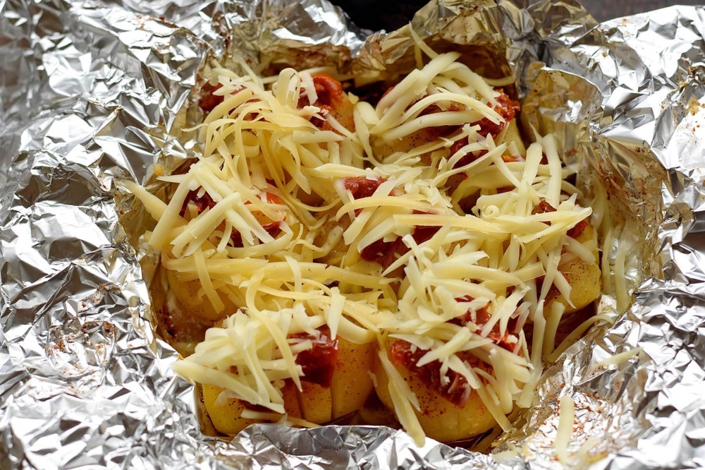 Картофель с вялеными томатами и сыром, запеченный в фольге
