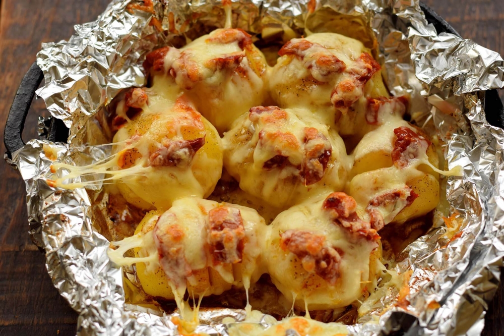 Картофель с вялеными томатами и сыром, запеченный в фольге