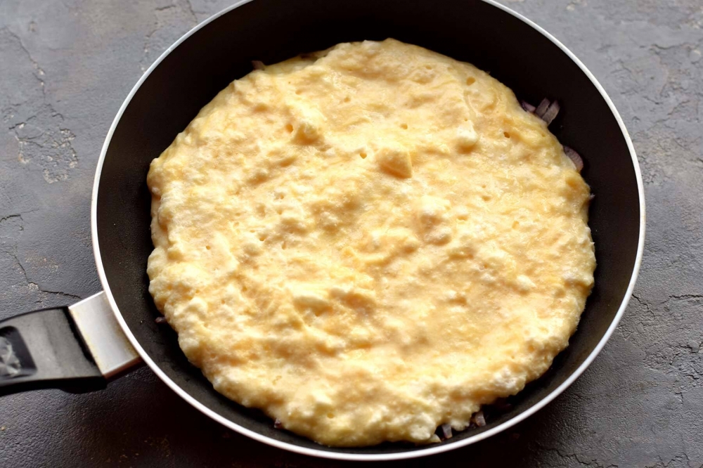 Просто смешайте сыр с яйцами и поджарьте на сковороде - Новый рецепт омлета