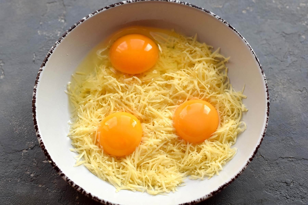 Просто смешайте сыр с яйцами и поджарьте на сковороде - Новый рецепт омлета