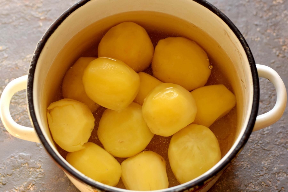 Картофель в духовке в чесночном масле с сыром