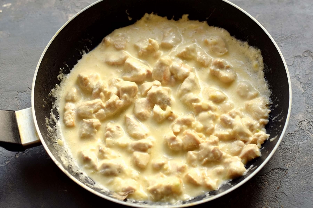 Тарталетки из картофеля с куриным филе под чесночно-сырным соусом