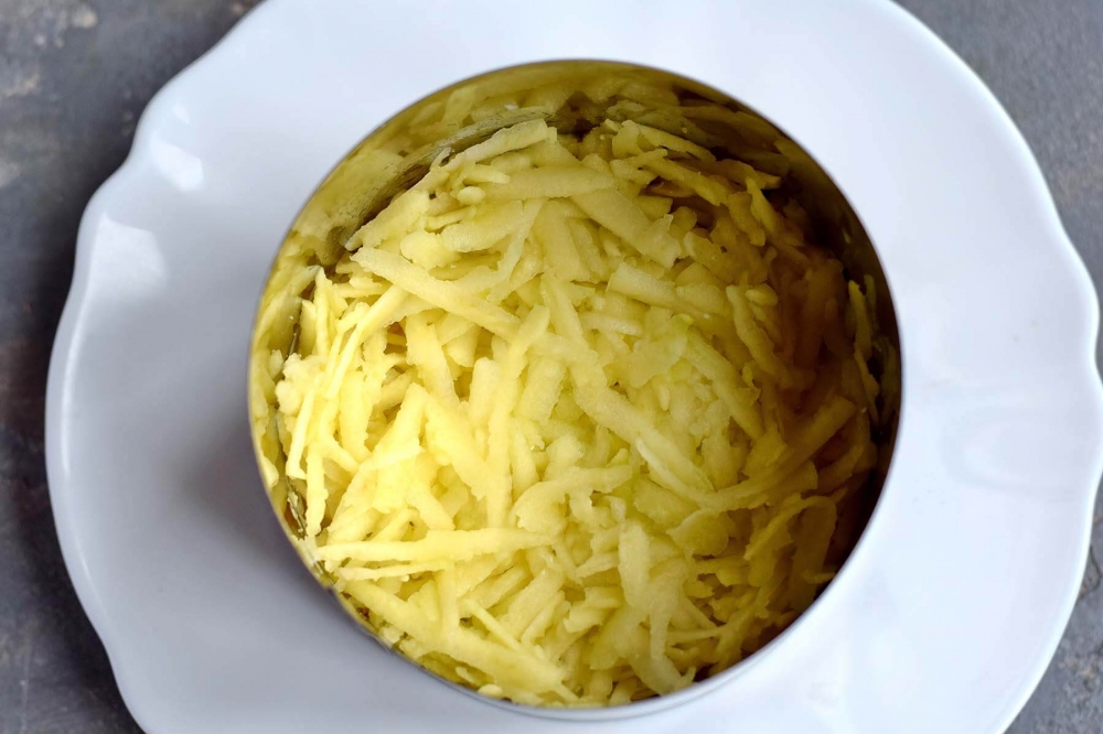 Салат с плавленым сыром и крабовыми палочками