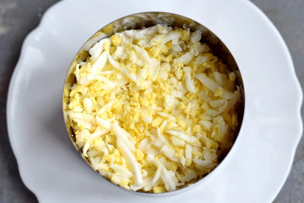 Салат с плавленым сыром и крабовыми палочками