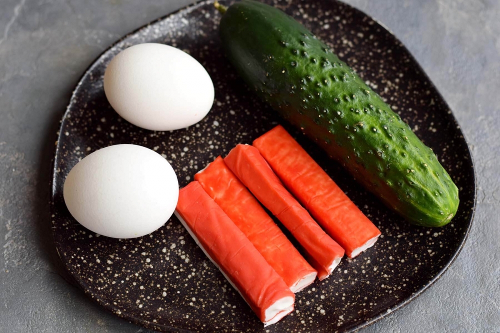 Беру огурец, два яйца, три крабовые палочки и готовлю вкусную оригинальную закуску на японский лад