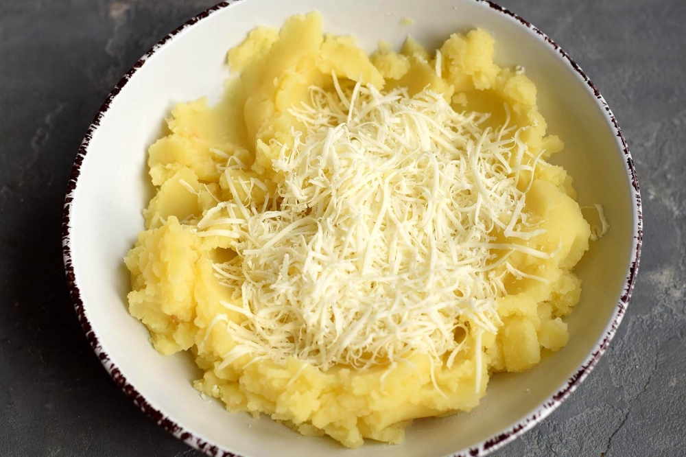 Чебуреки с картофелем и сыром