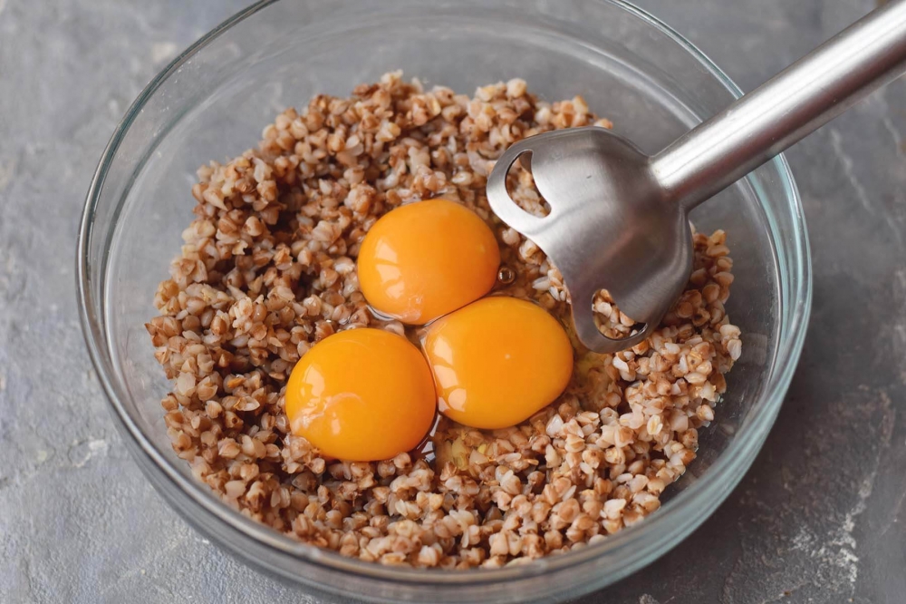 Взбивайте гречку с яйцами - бюджетное блюдо для всей семьи