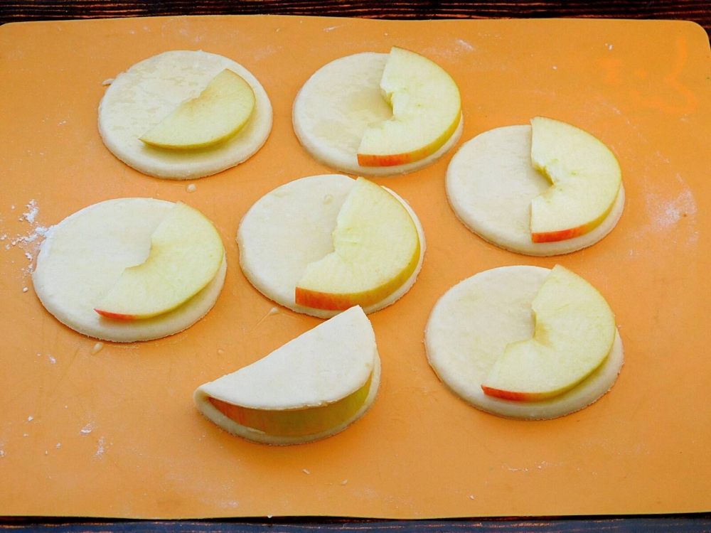 Яблочные пирожки из творожного теста