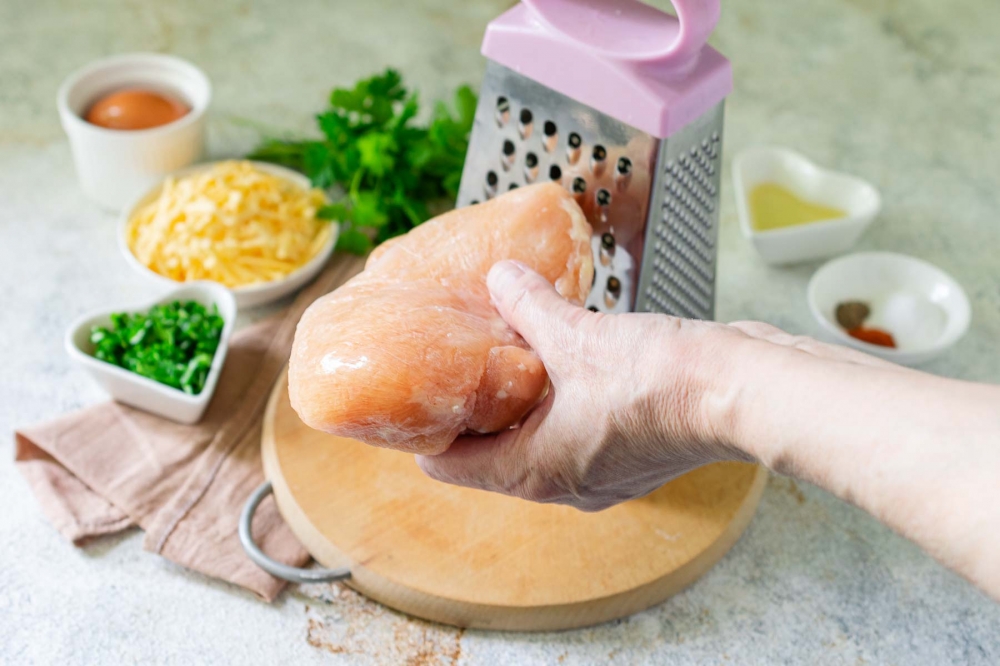 Натрите замороженную куриную грудку: простой и вкусный рецепт на сковороде