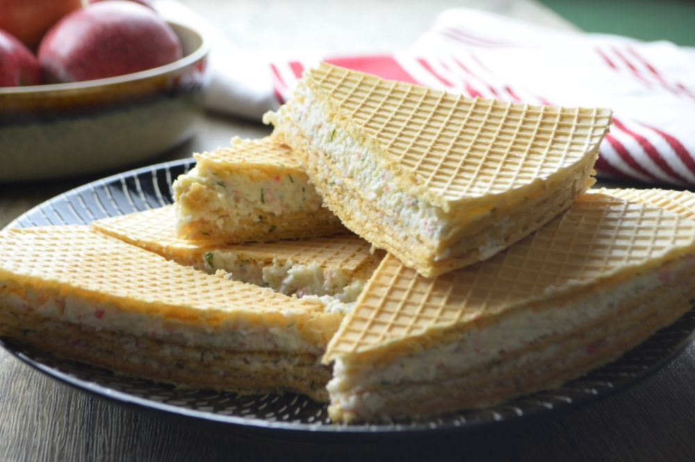 Вафельный торт с крабовыми палочками