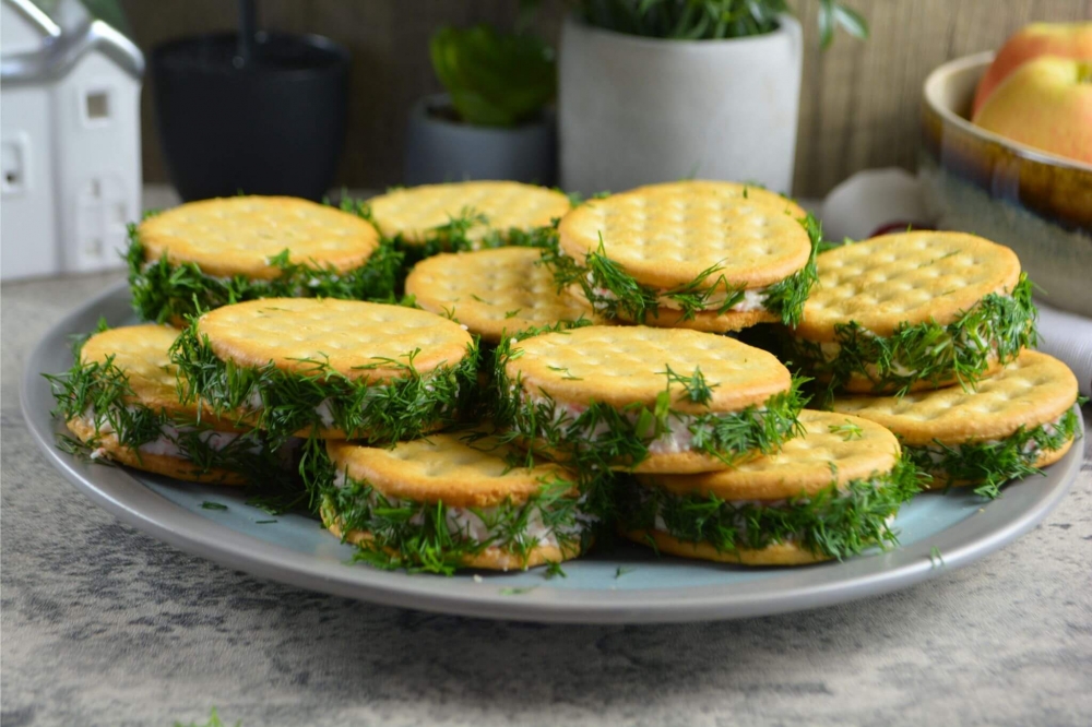 Солёные крекеры с начинкой из крабовых палочек и плавленого сыра: простая праздничная закуска