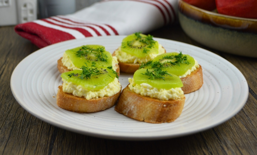 Праздничные бутерброды с киви, сыром и чесноком: Хит стола за 15 минут