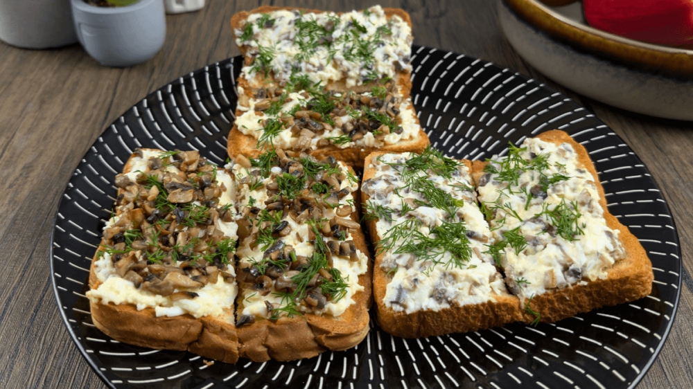 Сырная намазка с жареными грибами на тосты: простой рецепт за 15 минут (2 варианта подачи)