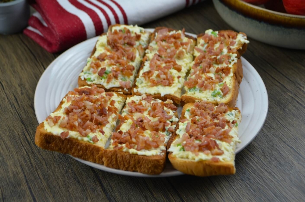 Закуска из плавленых сырков с жареным беконом А-ля Карбонара