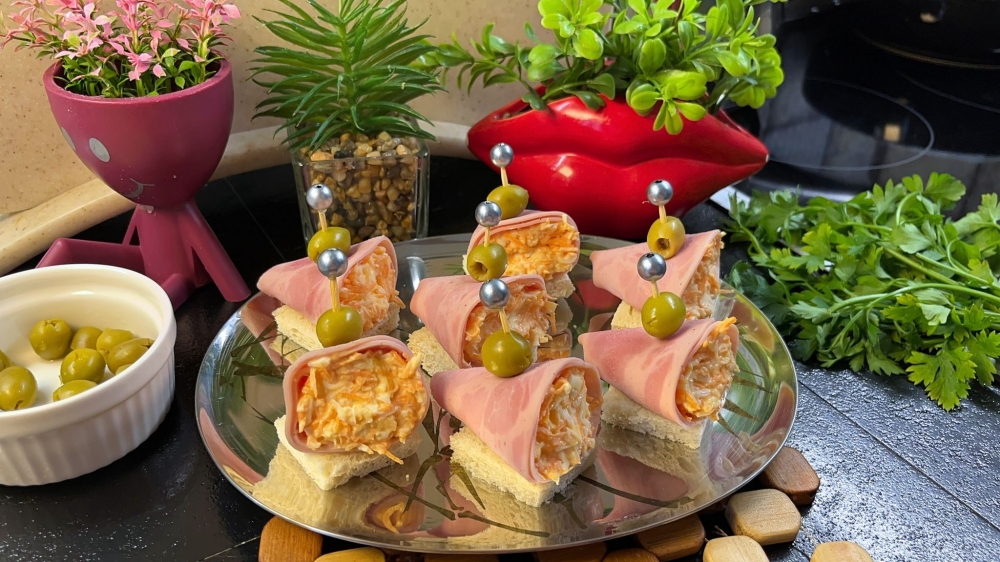 Праздничная закуска Кораблики: рулетики из ветчины с пикантной начинкой