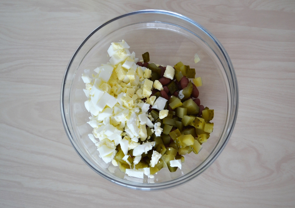 Салат с консервированной фасолью и сухариками