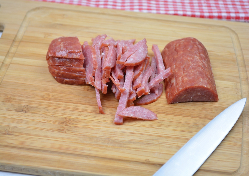 Соломка - салат с колбасой и огурцом