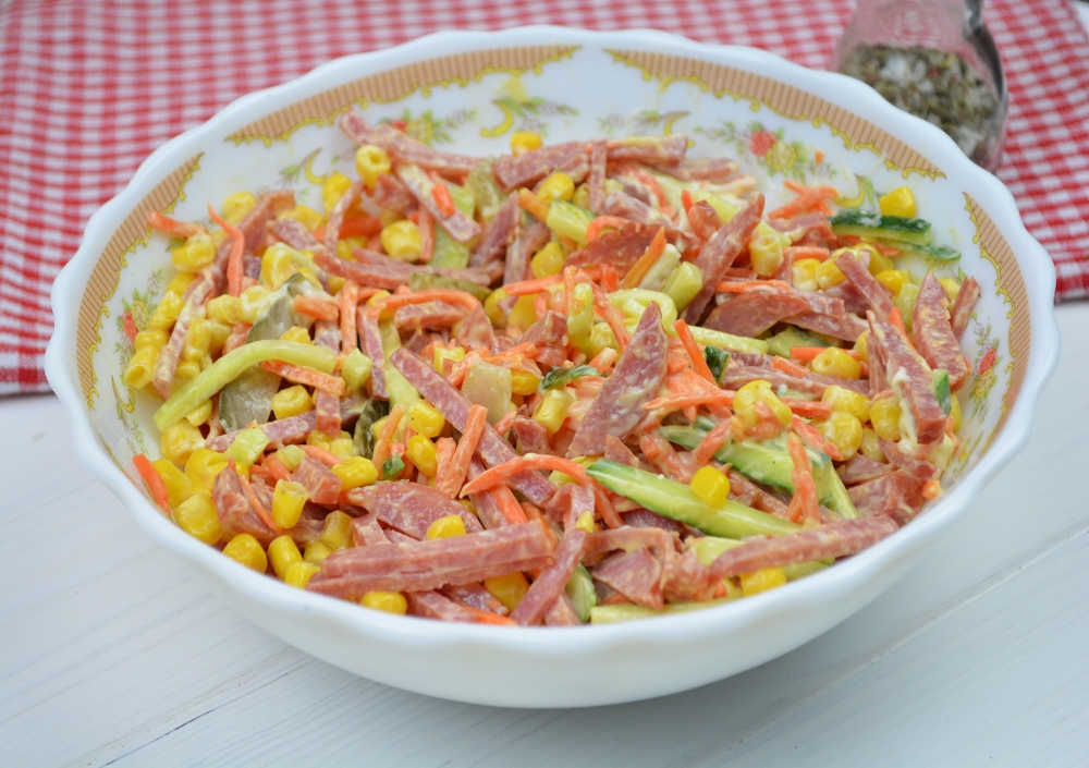 Соломка - салат с колбасой и огурцом