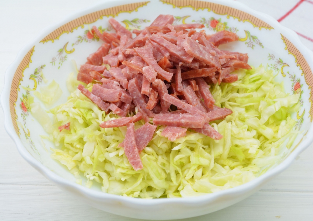 Салат с капустой и колбасой