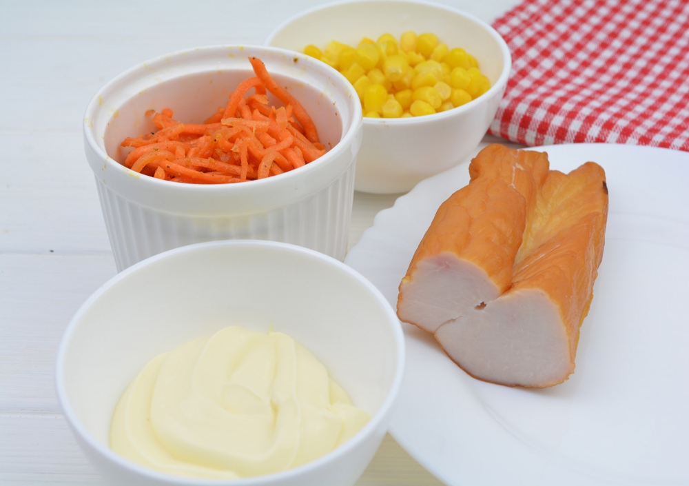 Салат с копченой грудкой и корейской морковкой