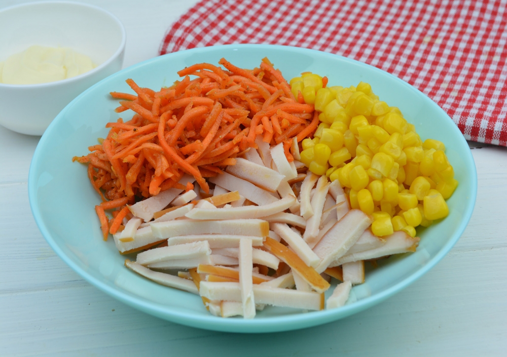 Салат с копченой грудкой и корейской морковкой