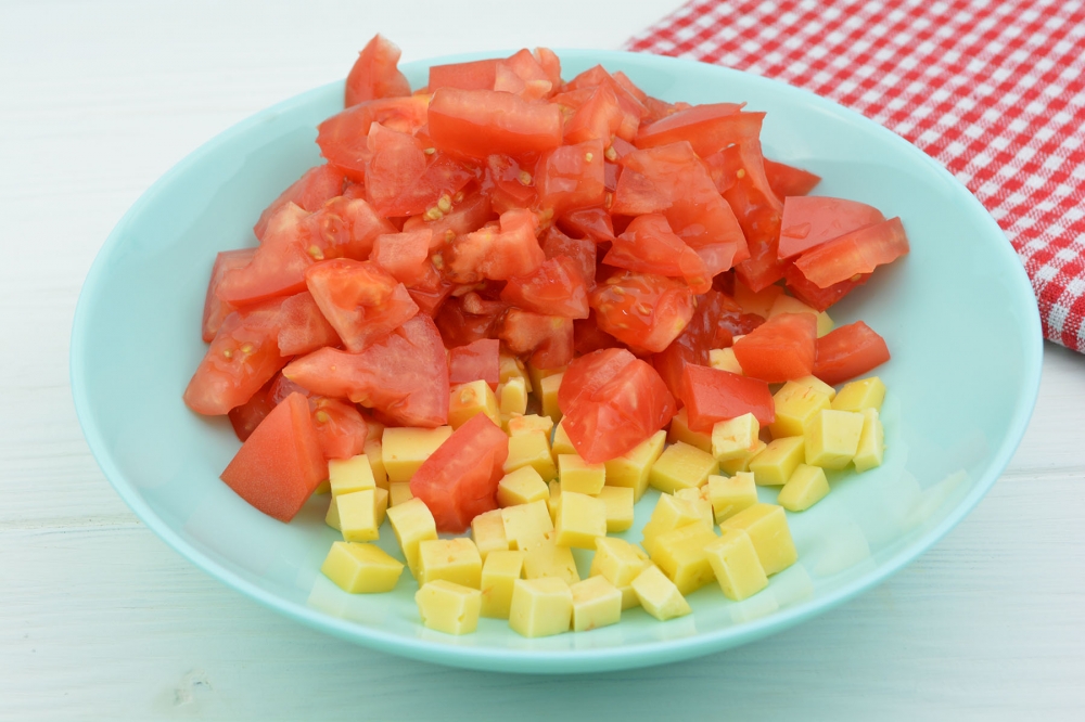 Салат с помидорами и сухариками