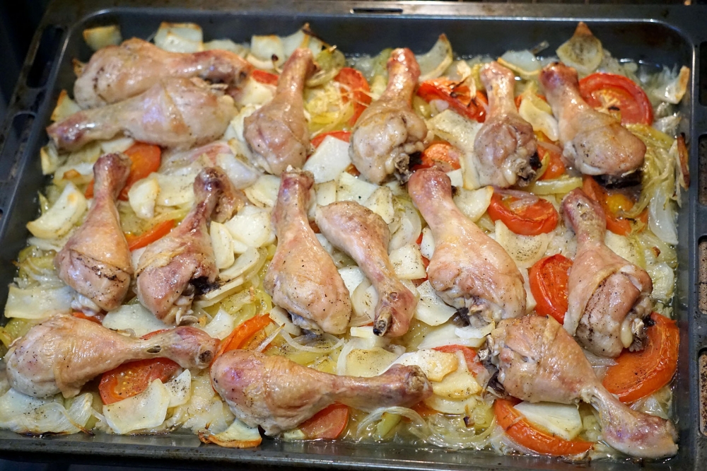 Куриные ножки с овощами в духовке