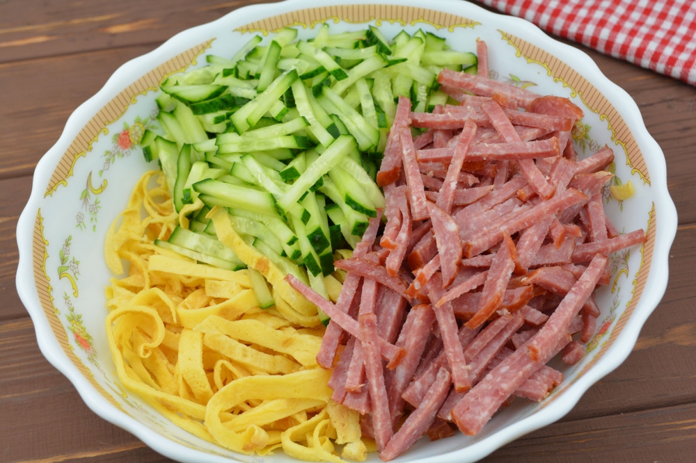 Салат с яичными блинами и колбасой