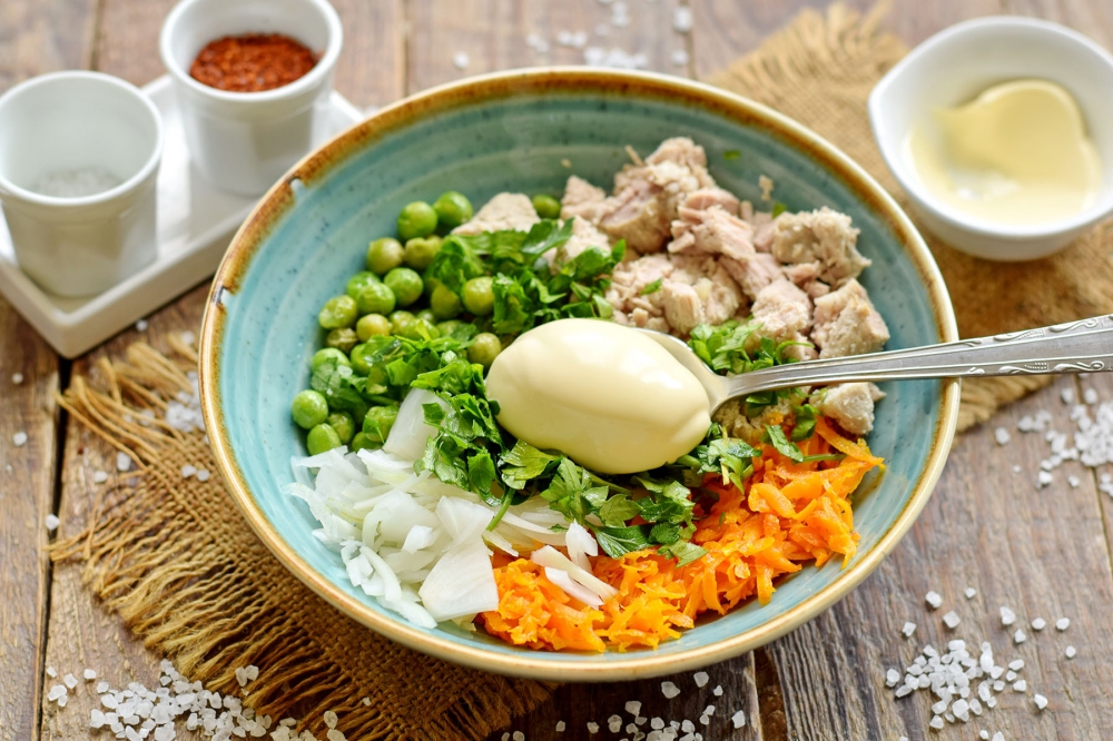 Салат со свининой и зеленом горошком