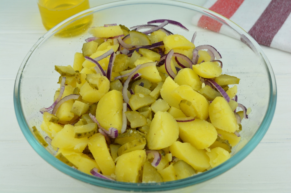 Картофельный салат с соленым огурцом